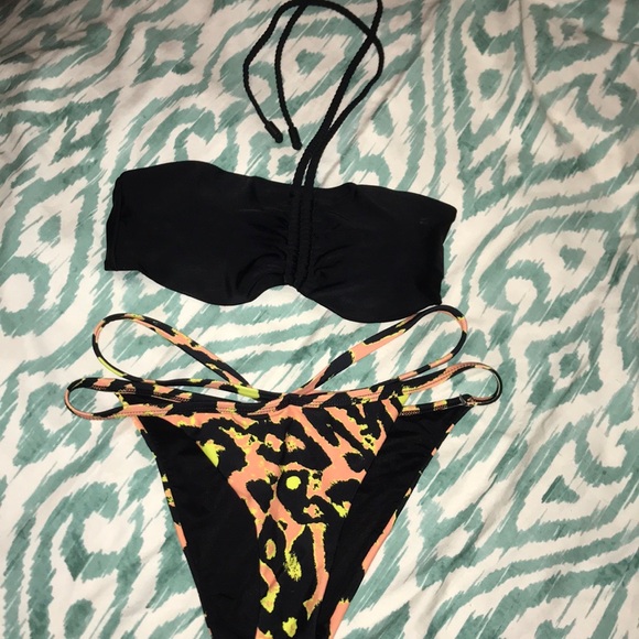 Kendall and Kylie Bikini - Picture 2 of 5